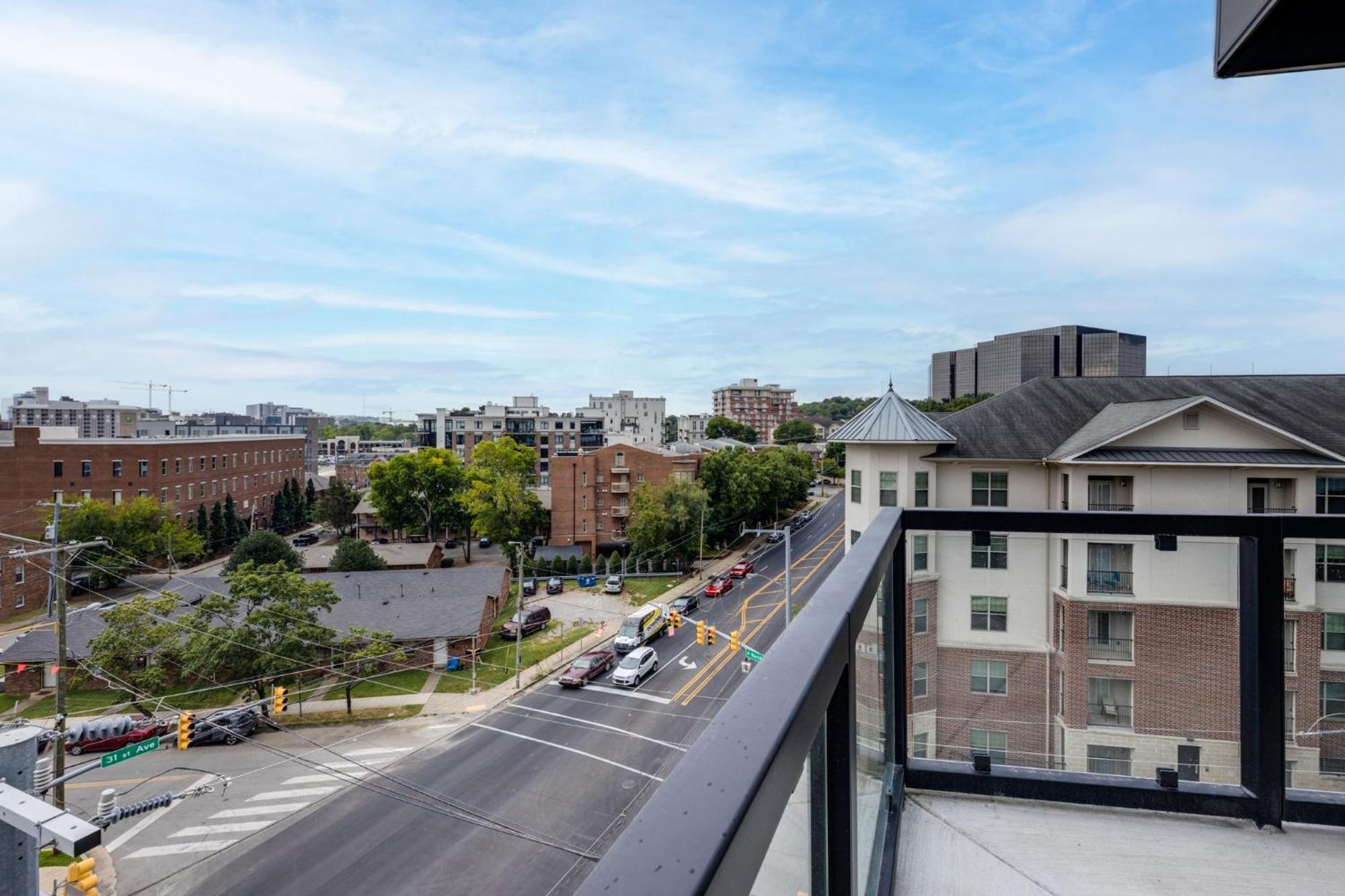 Appartement Elegant Corner Penthouse With Private Balcony, Skyline Views, Pool, And Gym à Nashville Extérieur photo