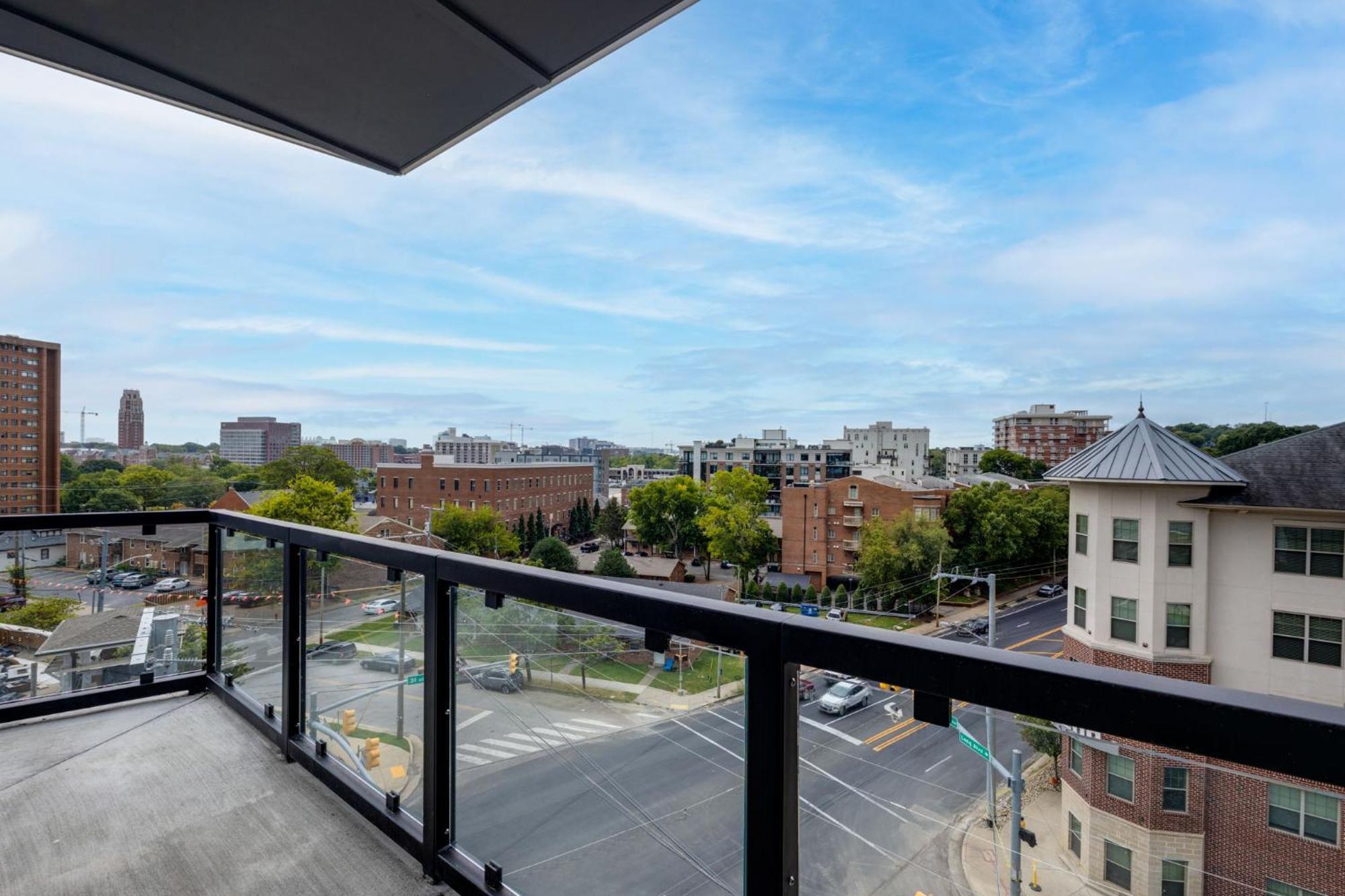 Appartement Elegant Corner Penthouse With Private Balcony, Skyline Views, Pool, And Gym à Nashville Extérieur photo